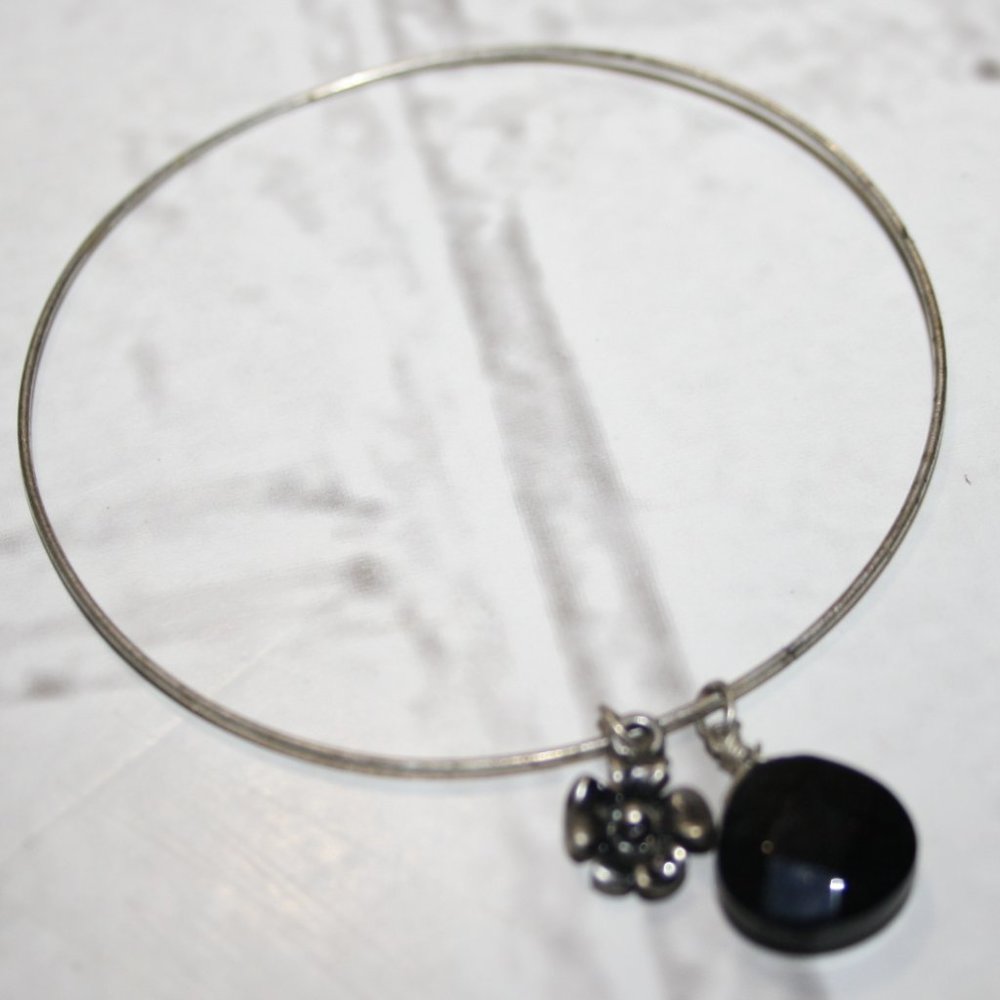🌸✨ Beautiful Silver + Flower Charm Bangle Bracelet ✨🌸